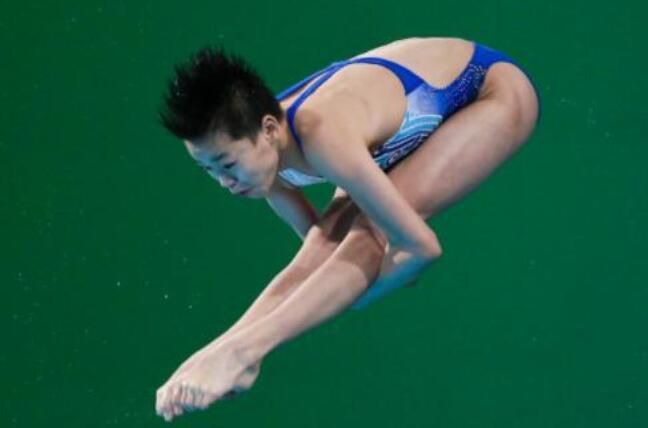 美女打光屁股